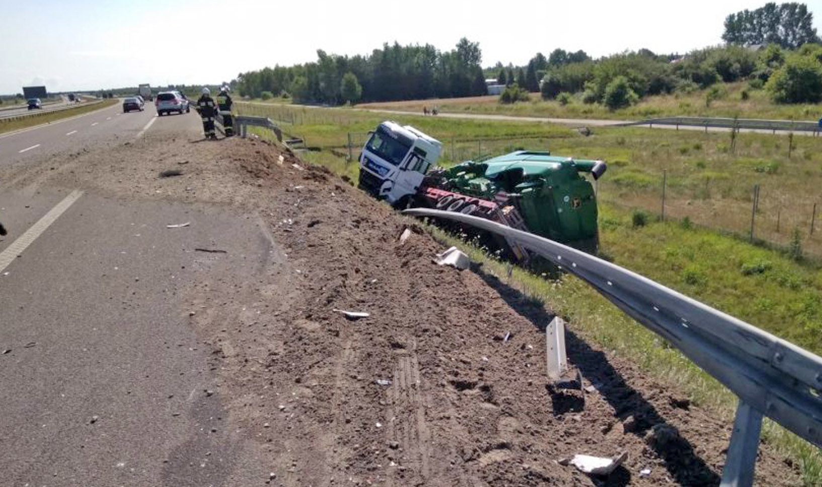 Z PODKARPACIA. Wypadek na autostradzie A4. Ciężarówka uderzyła w mercedesa |ZDJĘCIA| - Zdjęcie główne