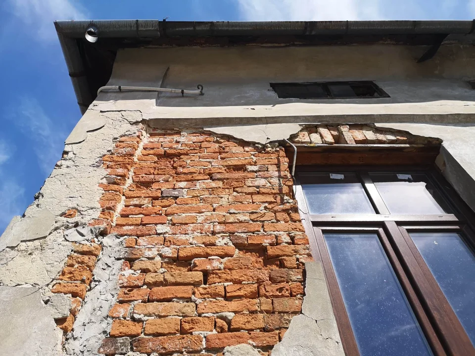 Nadzór budowalny zajął się rozpadającym budynkiem przy ul. Mickiewicza w Kolbuszowej - Zdjęcie główne