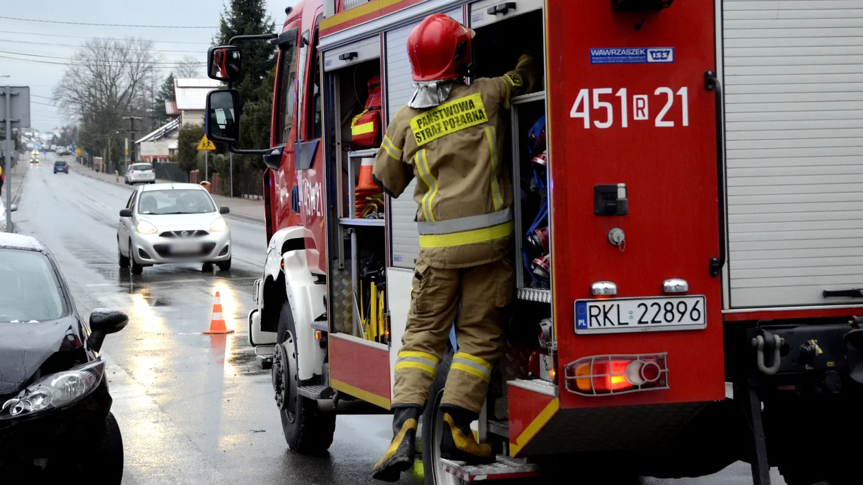 Zaniepokoili się, bo starsza kobieta nie otwierała drzwi. Kolbuszowska straż pożarna podsumowała weekend. Mundurowi interweniowali w Krzątce i Przedborzu - Zdjęcie główne