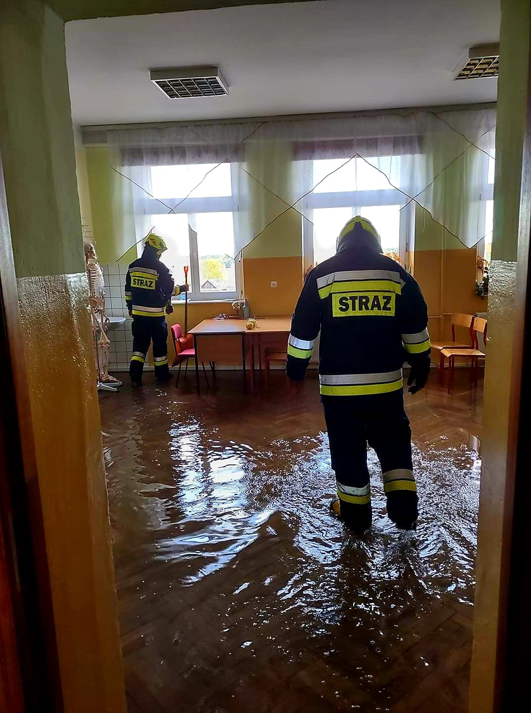 Wypompowywanie wody z zalanej szkoły w Komorowie.