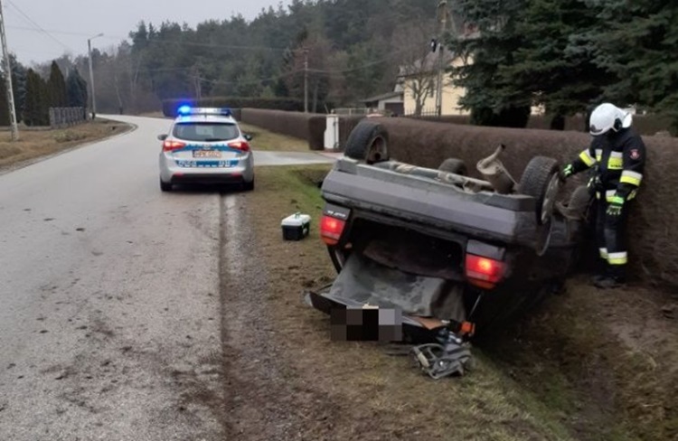 Z REGIONU. 76-latek dachował volkswagenem  - Zdjęcie główne