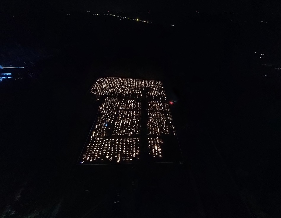 Zdjęcia cmentarzy z Kolbuszowej i Cmolasu z lotu ptaka. 