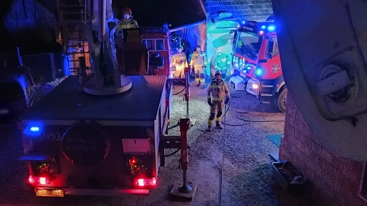 Interwencja strażaków w Kupnie. Paliła się sadza w kominie - Zdjęcie główne