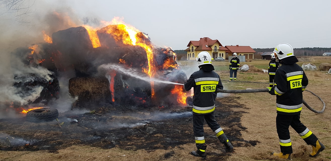 Z PODKARPACIA. Ogromny pożar słomy. Sprawę bada policja [FOTO] - Zdjęcie główne