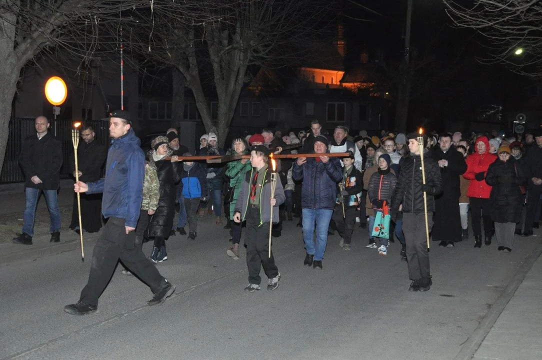 Parafia Brata Alberta w Kolbuszowej organizuje nabożeństwo drogi krzyżowej ulicami miasta. Wierni będą modlić się w intencji Jana Pawła II - Zdjęcie główne