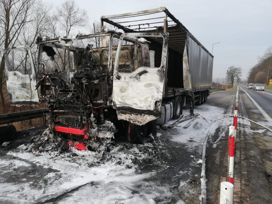 Z PODKARPACIA. TIR spłonął na jednej z ulic miasta |ZDJĘCIA| - Zdjęcie główne