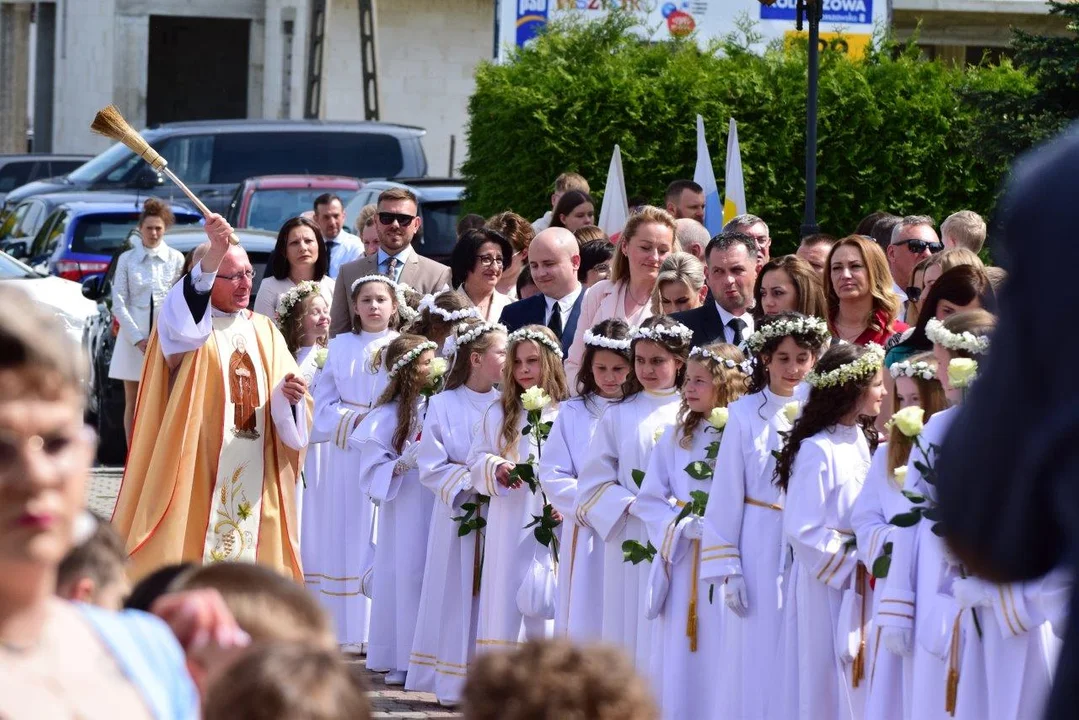 Pierwsza Komunia Święta w kościele Brata Alberta w Kolbuszowej [ZDJĘCIA] - Zdjęcie główne