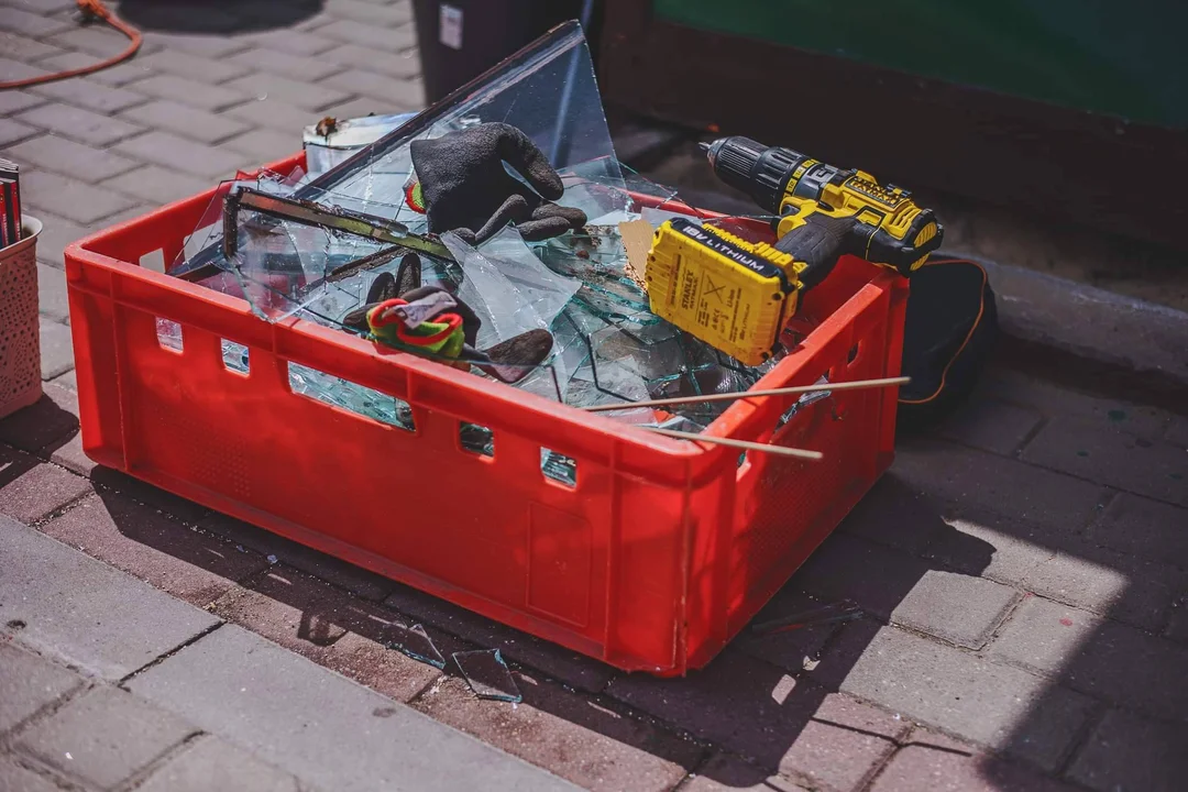 Pijany kierowca wjechał w kiosk w Kolbuszowej [ZDJĘCIA] - Zdjęcie główne