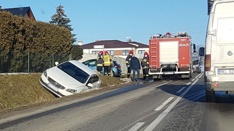 Pieszy wszedł prosto pod koła [ZDJĘCIA] - Zdjęcie główne