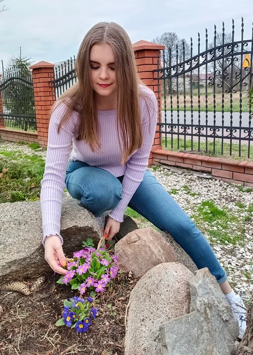 Kolorowe pierwiosnki zdobią ogród Gabrieli.