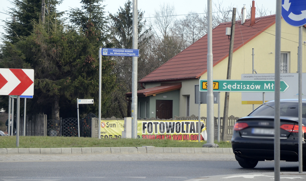 Pogodne rondo w Kolbuszowej Górnej w końcu z tabliczką  - Zdjęcie główne