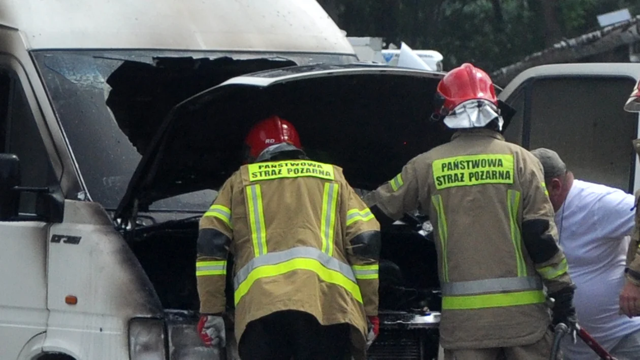 Pożar samochodu na jednej z ulic w Kolbuszowej [ZDJĘCIA] - Zdjęcie główne