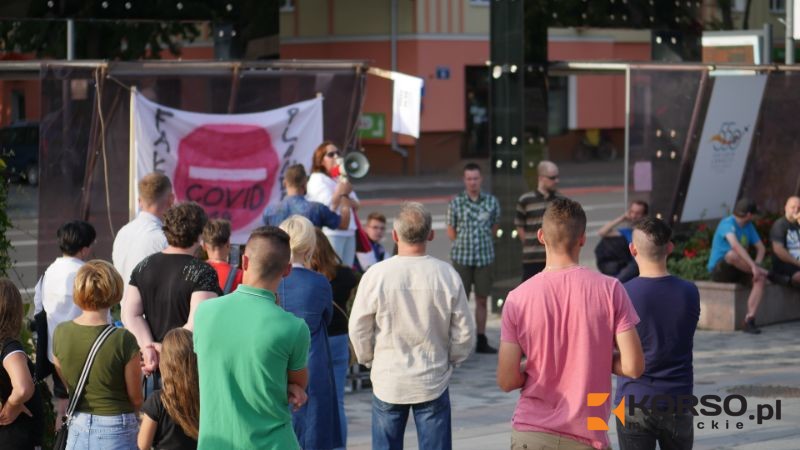 Protest przeciwko noszeniu maseczek zorganizowano w Mielcu [VIDEO] - Zdjęcie główne