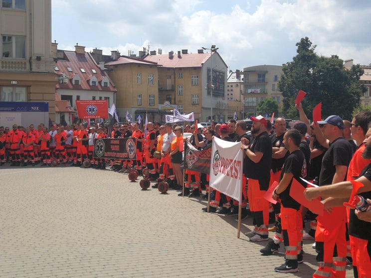 Podkarpacie: Ratownicy medyczni strajkują. - Mamy dosyć rządowych bajek! - krzyczą [ZDJĘCIA] - Zdjęcie główne