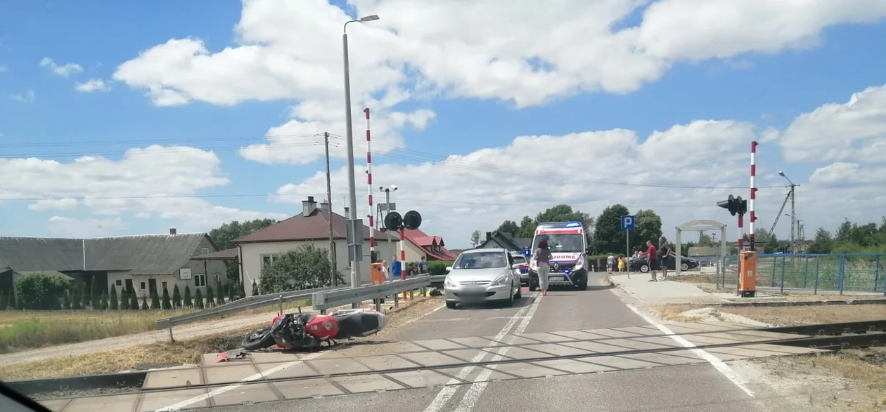 Śmiertelny wypadek w Zarębkach. Życia motocyklisty nie udało się uratować [ZDJĘCIA MAPA] - Zdjęcie główne