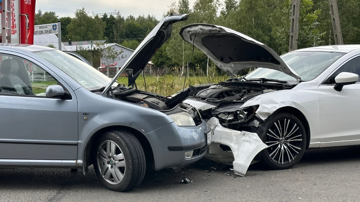 Wypadek w Widełce. Dwa samochody zderzyły się na drodze powiatowej. Ranna kobieta [ZDJĘCIA] - Zdjęcie główne