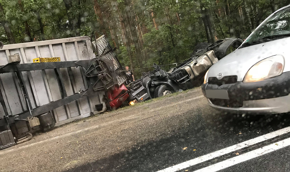 Uwaga. Zdarzenie drogowe z udziałem ciężarówki między Kolbuszową a Rzeszowem. Droga może być zablokowana - Zdjęcie główne