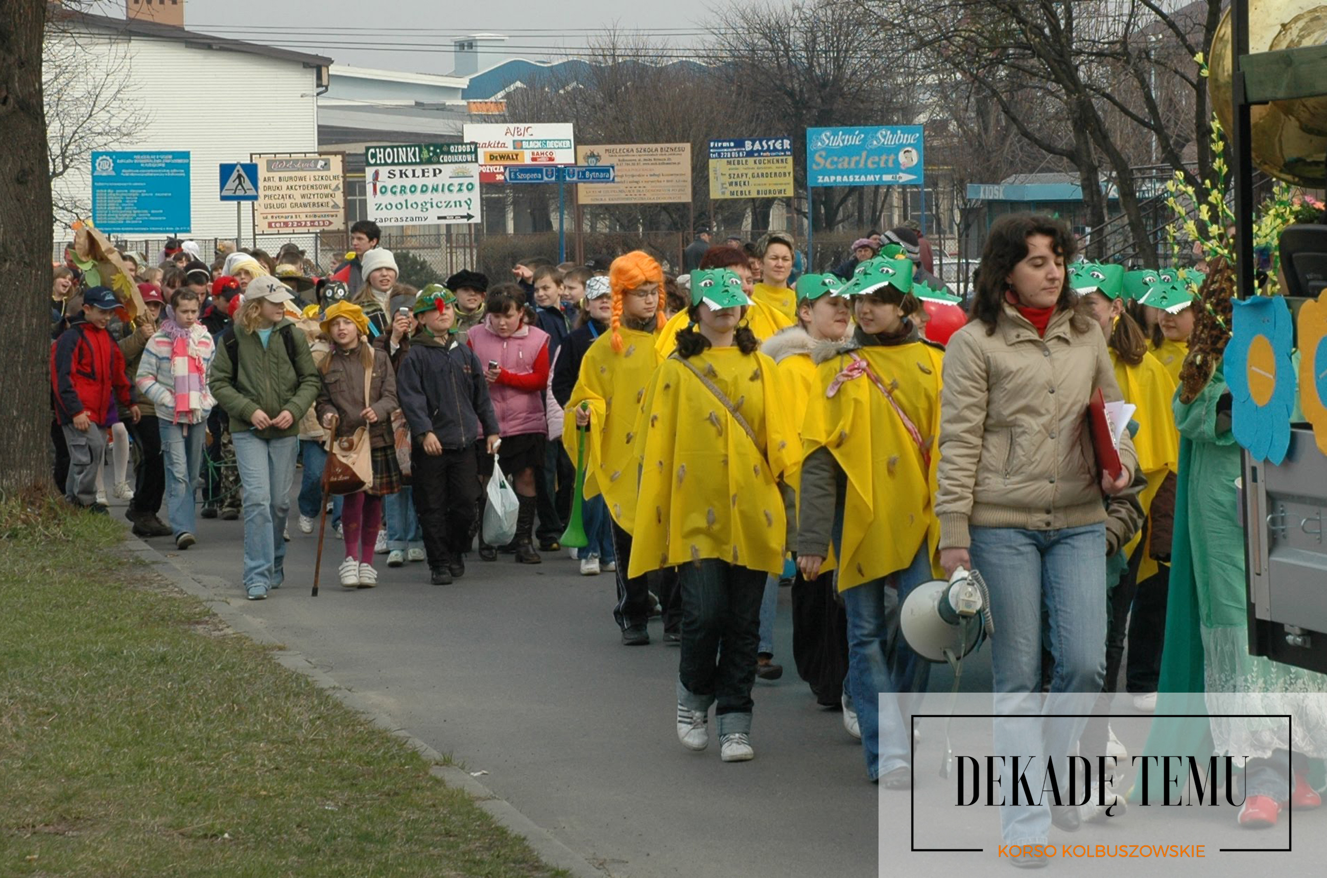 [DEKADĘ TEMU] Wiosenna parada ulicami miasta uczniów szkół z gminy Kolbuszowa - Zdjęcie główne