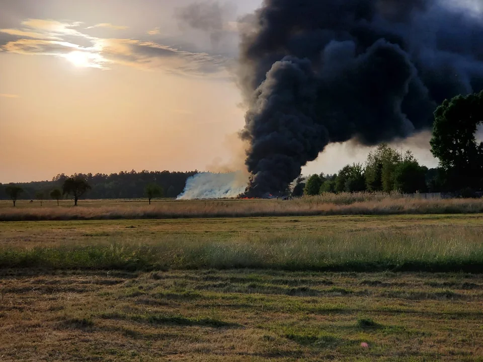 Płonie skład opon w Woli Rusinowskiej. Gęsty i czarny dym widoczny z kilku kilometrów [ZDJĘCIA] - Zdjęcie główne