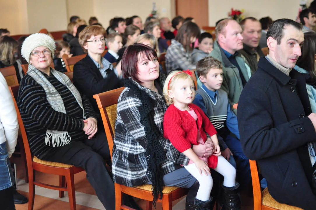 Koncert kolęd i kiermasz świąteczny w Majdanie Królewskim. Zdjęcia z 2011 roku - Zdjęcie główne
