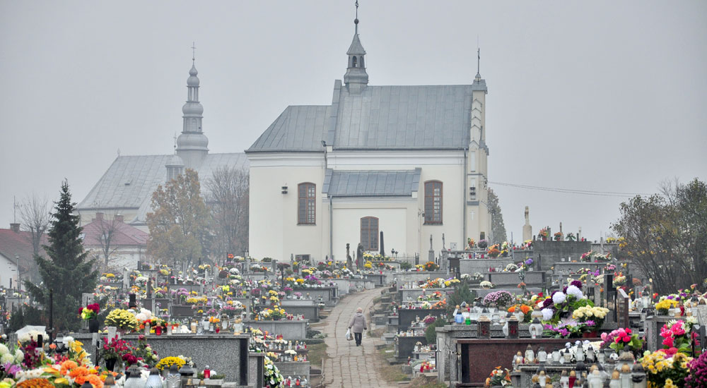 Tradycja kontra moda na cmentarzu - Zdjęcie główne