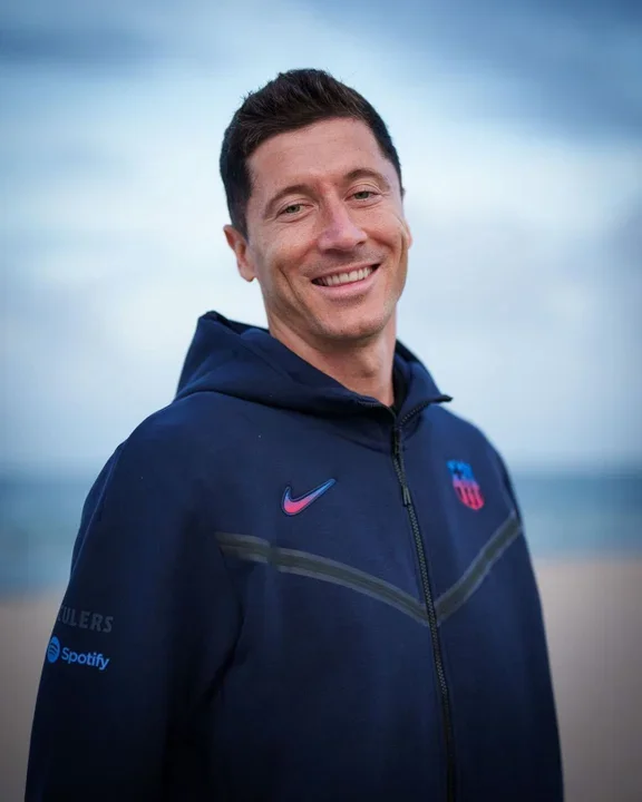 Robert Lewandowski pokazuje swoją moc na treningach FC Barcelony.