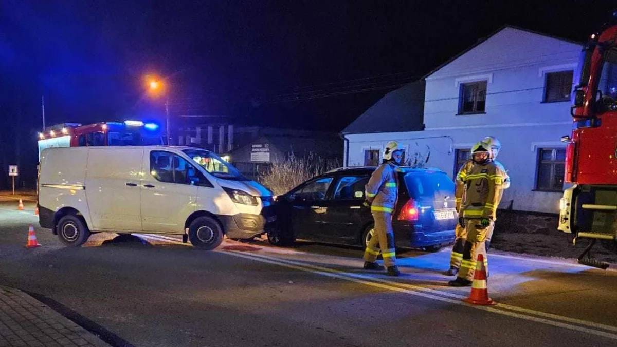 Wypadek dwóch osobówek i busa na ul. Sokołowskiej w Kolbuszowej. Droga była całkowicie zablokowana [ZDJĘCIA - MAPA] - Zdjęcie główne