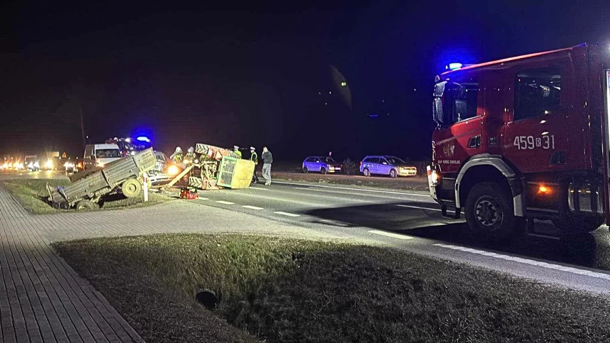 Wypadek w Cmolasie. Traktor po zderzeniu przewrócił się na bok. Droga zablokowana [ZDJĘCIA]