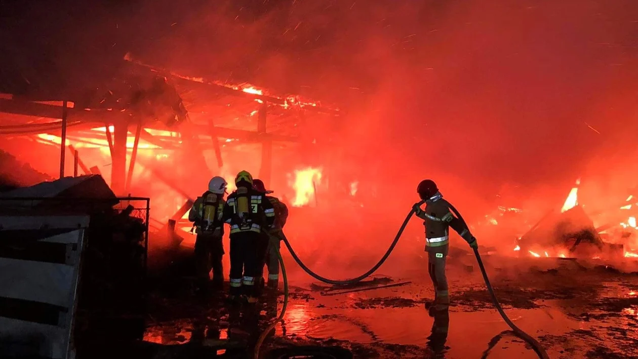 Ogromny pożar stolarni w Przędzelu. Strażacy z ogniem walczyli 10 godzin [ZDJĘCIA] - Zdjęcie główne