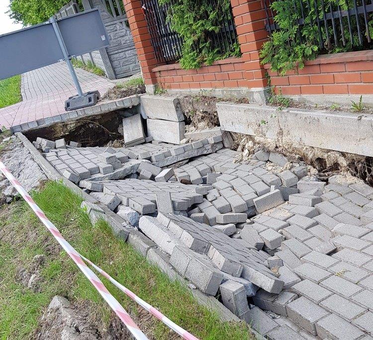 GMINA CMOLAS. Trzy odcinki traktów dla pieszych zostały zniszczone po lokalnych podtopieniach i ulewach - Zdjęcie główne