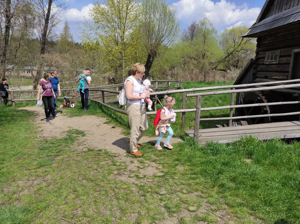 Majówka w Kolbuszowej. Skansen zwiedzało mnóstwo osób z Podkarpacia, a także innych rejonów Polski [ZDJĘCIA] - Zdjęcie główne