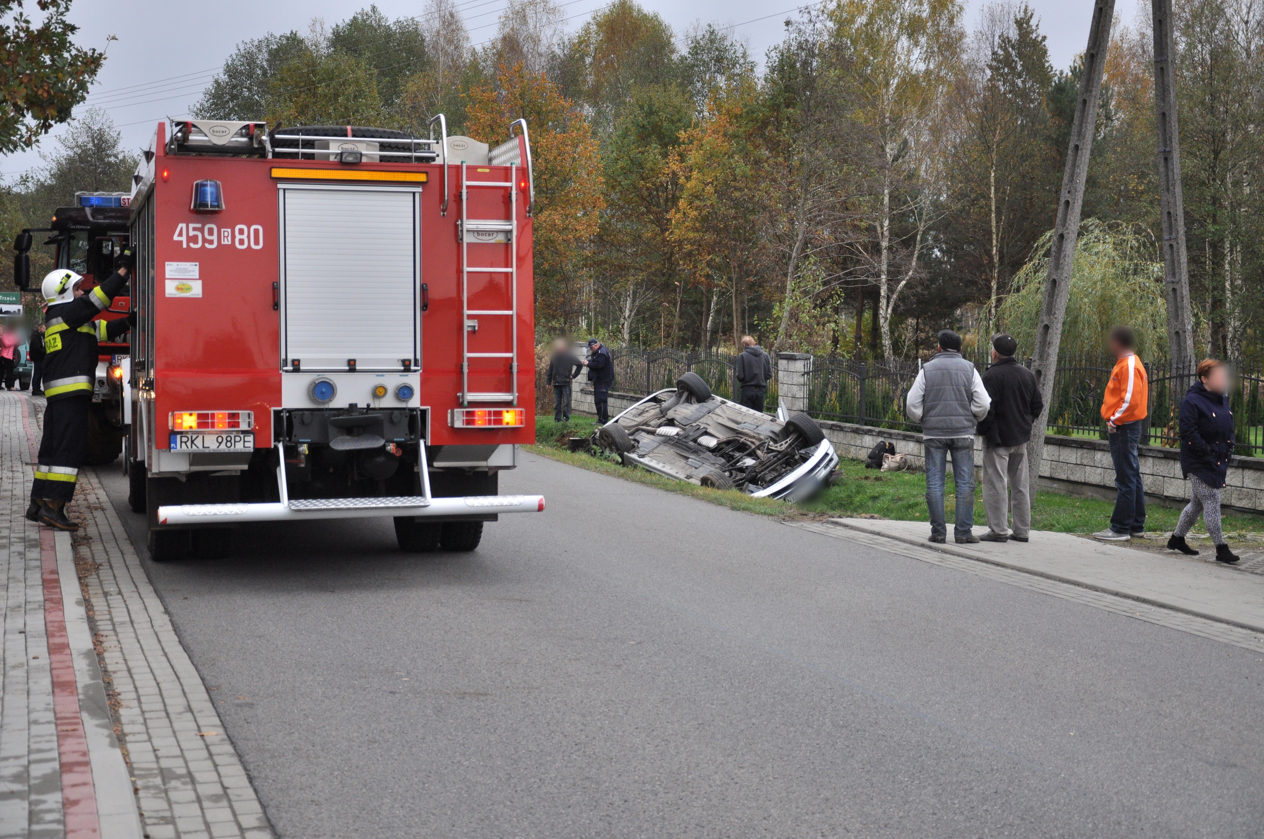 Kolizja w Trześni. Samochód osobowy wypadł z drogi i dachował  - Zdjęcie główne