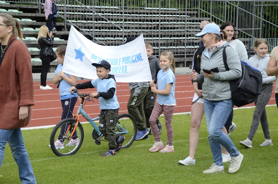 Piknik rodzinny na stadionie w Kolbuszowej. 