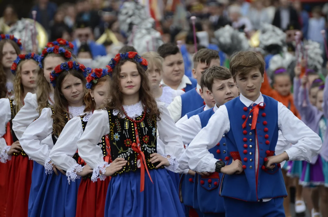 Majowe obchody w Majdanie Królewskim. Tradycyjny przemarsz przez rynek. Było uroczyście i kolorowo [ZDJĘCIA] - Zdjęcie główne