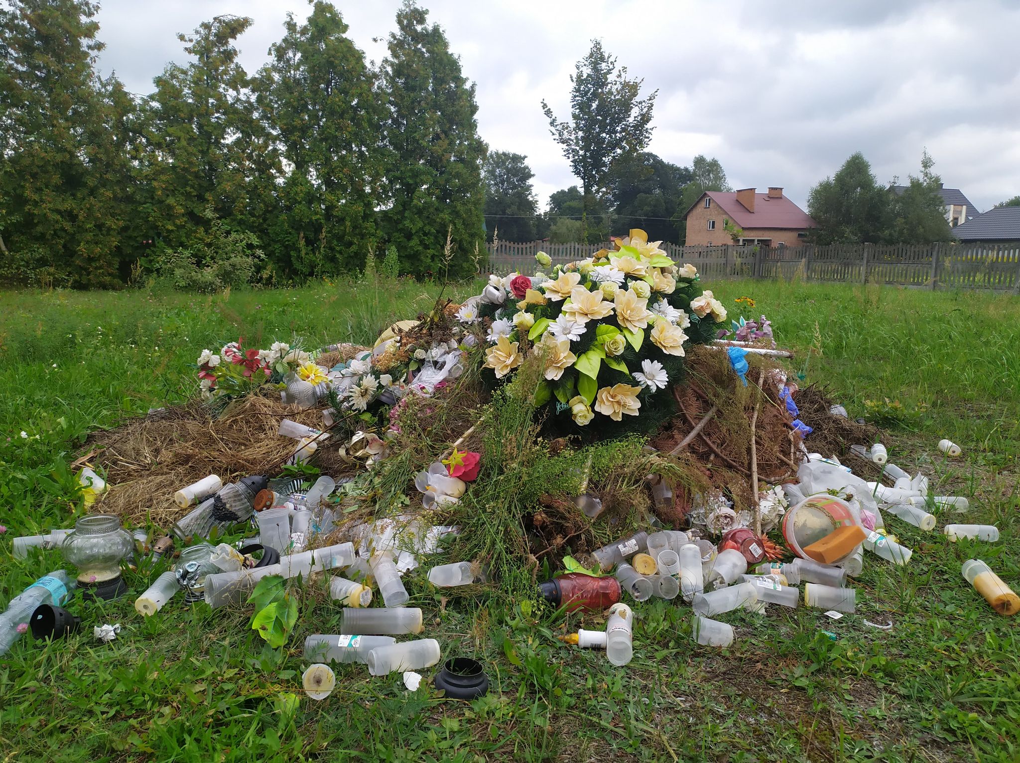 Gmina Dzikowiec. Wysypisko śmieci na cmentarzu w Mechowcu. Kto posprząta? - Zdjęcie główne