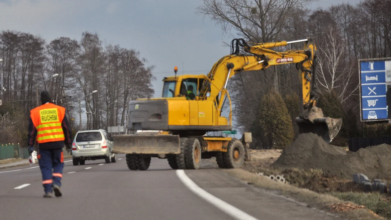 Robotnicy pracują przy budowie chodnika wzdłuż DK9 w Kupnie.