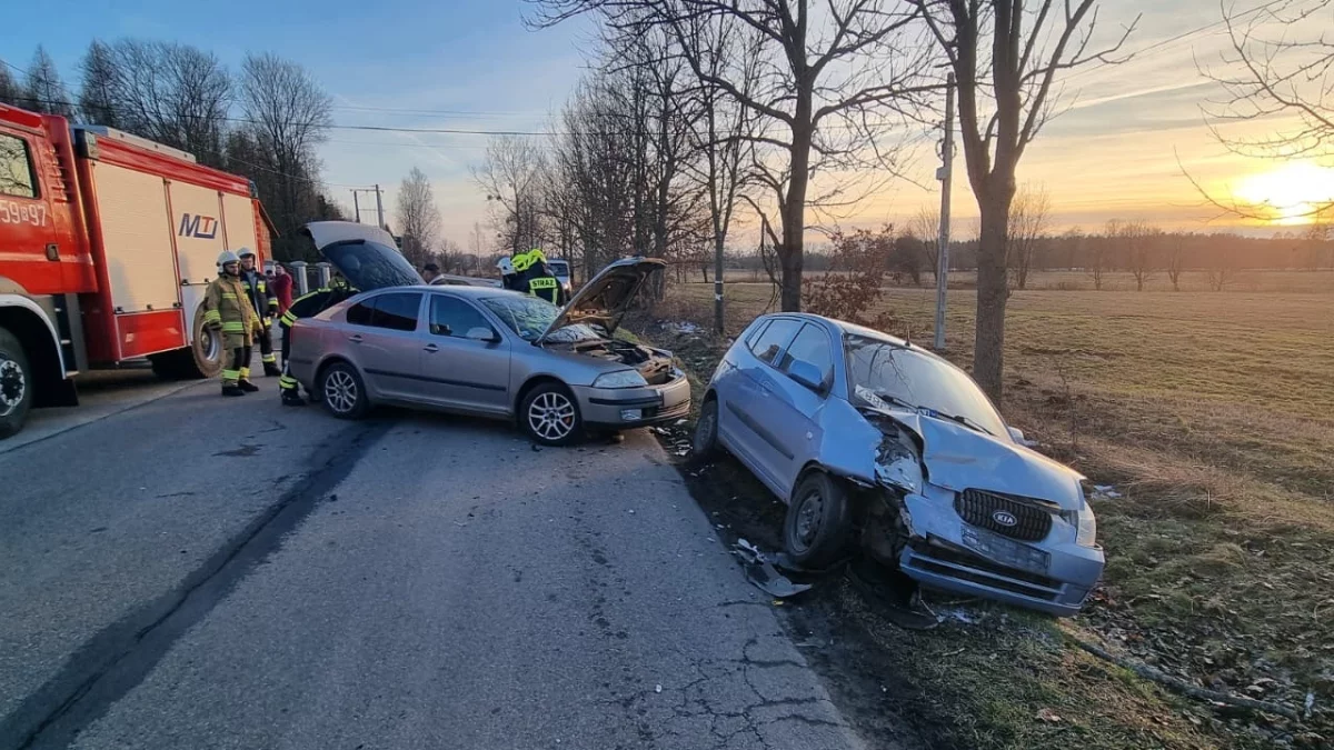 Wypadek na osiedlu Borki w Raniżowie. Zderzyły się dwa samochody. Ranna kobieta - Zdjęcie główne