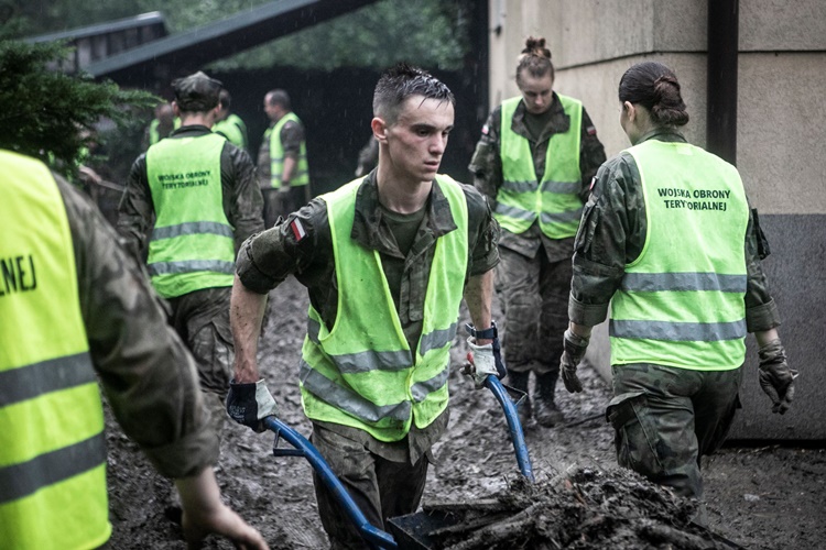 Żołnierze pomagają przy usuwaniu skutków powodzi na Podkarpaciu [FOTO] - Zdjęcie główne