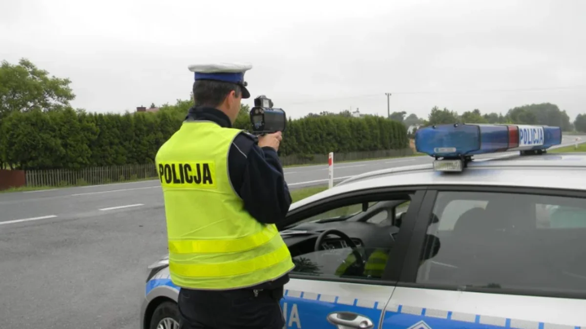 Jechał ponad 100 km/h przez Cmolas. 18-latek ukarany wysokim mandatem i punktami. Ile zapłacił? - Zdjęcie główne