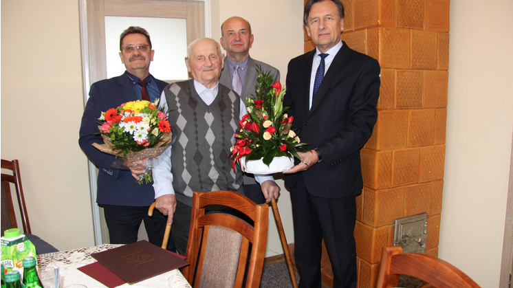 Zdjęcie z 100. urodzin pana Stanisława w 2020 roku. Na zdjęciu od lewej: Lesław Budzisz, zastępca wójta gminy Cmolas, Stanisław Zagroba, Marian Posłuszny, sekretarz gminy Cmolas oraz Eugeniusz Galek, wójt gminy CMolas.  