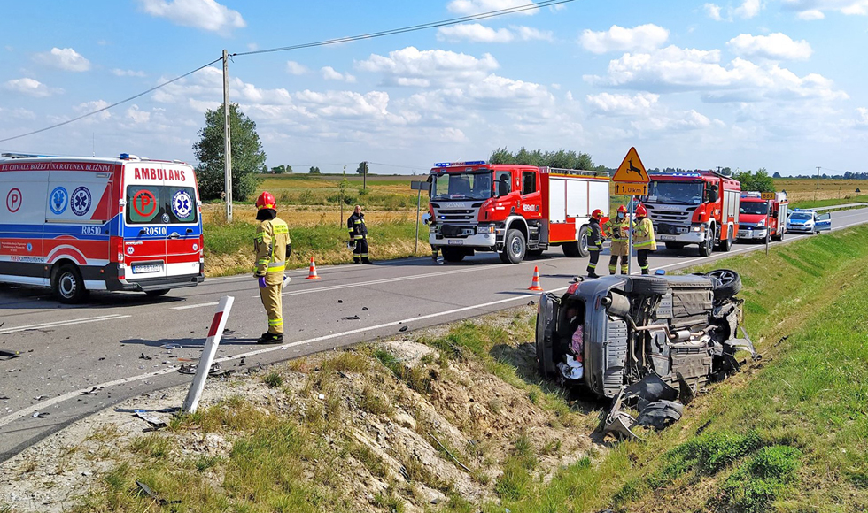 Podkarpacie. Trzy auta roztrzaskane na obwodnicy. Są ranni [FOTO] - Zdjęcie główne