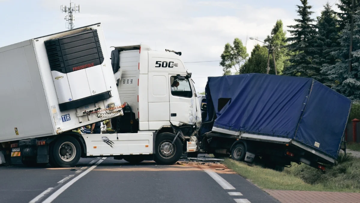 Wypadek w Hadykówce. Na drodze krajowej nr 9 zderzyły się dwie ciężarówki [ZDJĘCIA] - Zdjęcie główne