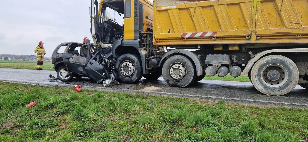 Tragiczny wypadek na drodze relacji Kolbuszowa - Sędziszów Małopolski w Czarnej Sędziszowskiej. Auto zostało zmiażdżone - Zdjęcie główne
