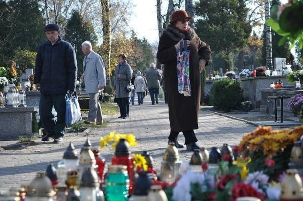 Z OSTATNIEJ CHWILI: Rząd zmuszony do zamknięcia cmentarzy! - Zdjęcie główne