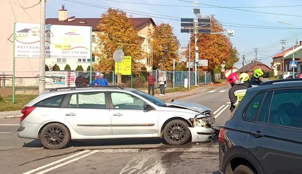 Mogło dość do tragedii! Relacja naocznego świadka wypadku w Raniżowie, który wyciągał kilkuletnie dzieci z samochodu - Zdjęcie główne