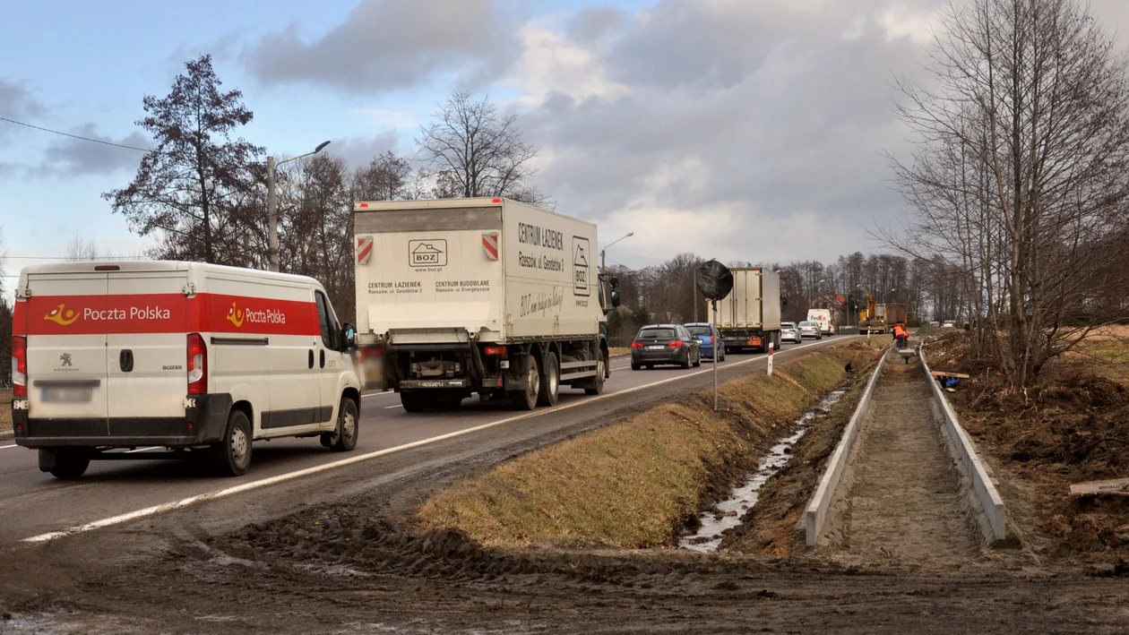 Robotnicy pracują przy budowie chodnika wzdłuż DK9 w Kupnie.