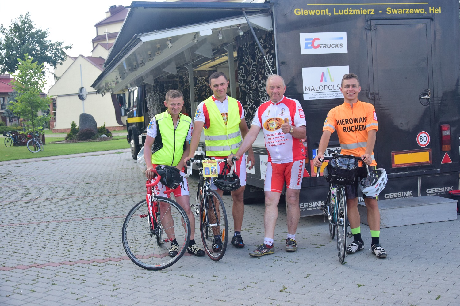 Michał Janusz, zawodowy strażak z Raniżowa, przejechał na rowerze z Giewontu na Hel. Góralska Pielgrzymka Rowerowa jest na półmetku  - Zdjęcie główne