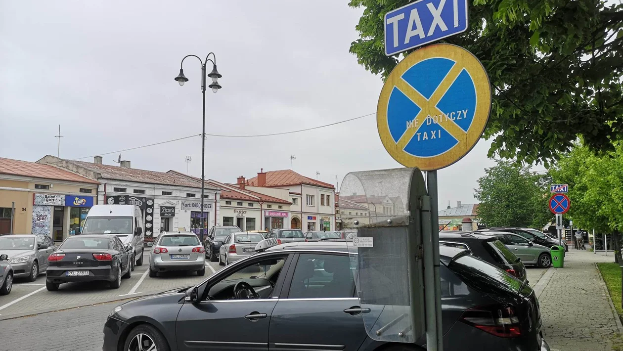 Mniej miejsc dla taksówek na rynku w Kolbuszowej? Propozycja radnego Krzysztofa Wójcickiego oburzyła taksówkarzy - Zdjęcie główne