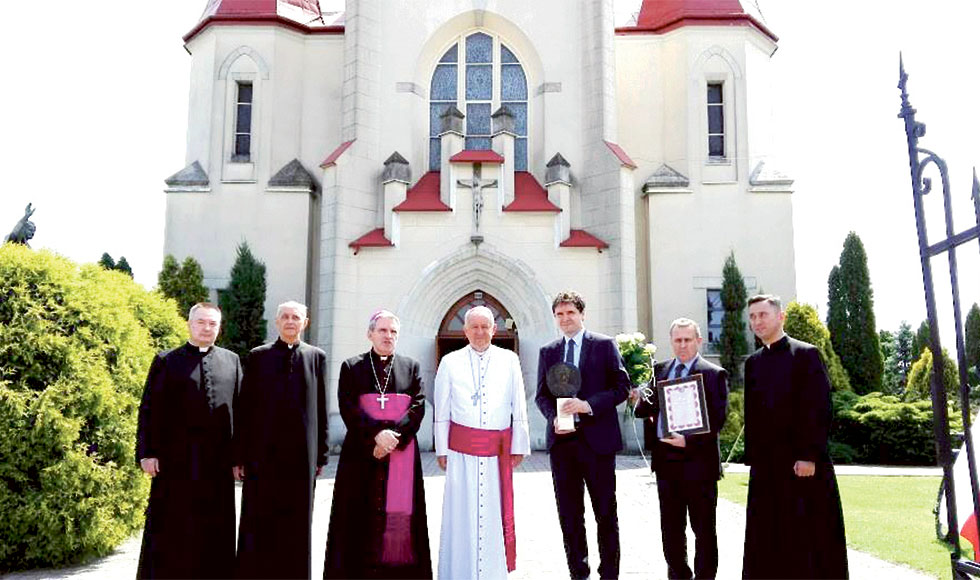 Fundacja odznaczyła biskupa - Zdjęcie główne