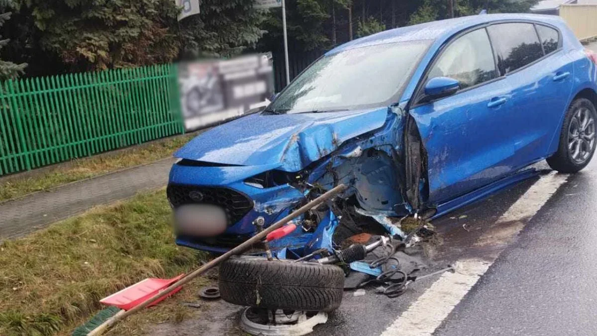 Policja o zdarzeniu na DK9 w Kolbuszowej Górnej. Ford wjechał do rowu - Zdjęcie główne